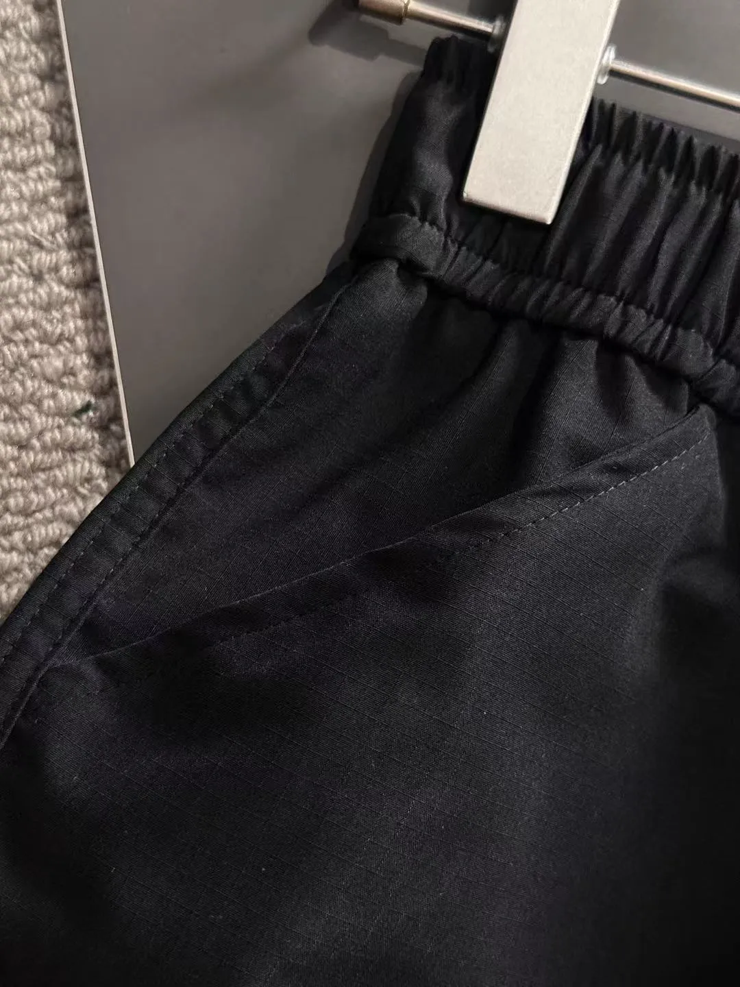 Next day delivery P360 Stone lsland 2025 spring and summer new casual solid-color legged trousers with elastic band. The hem of the trousers is hemmed with two needles. The stitching is fine and firm. The fabric is customized by the counter and has high breathability and comfort. The details are impeccable. The design concept of brand elements reflects high quality. It feels delicate and soft! It presents a casual cut and the upper body shape is great! Size: M-3XXL